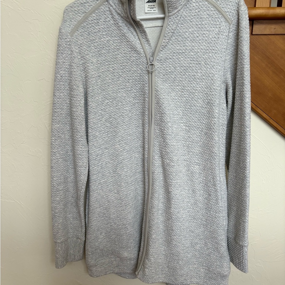 NWOT Beautiful Versatile Light Gray and White Longer LengthTextured Zip jacket